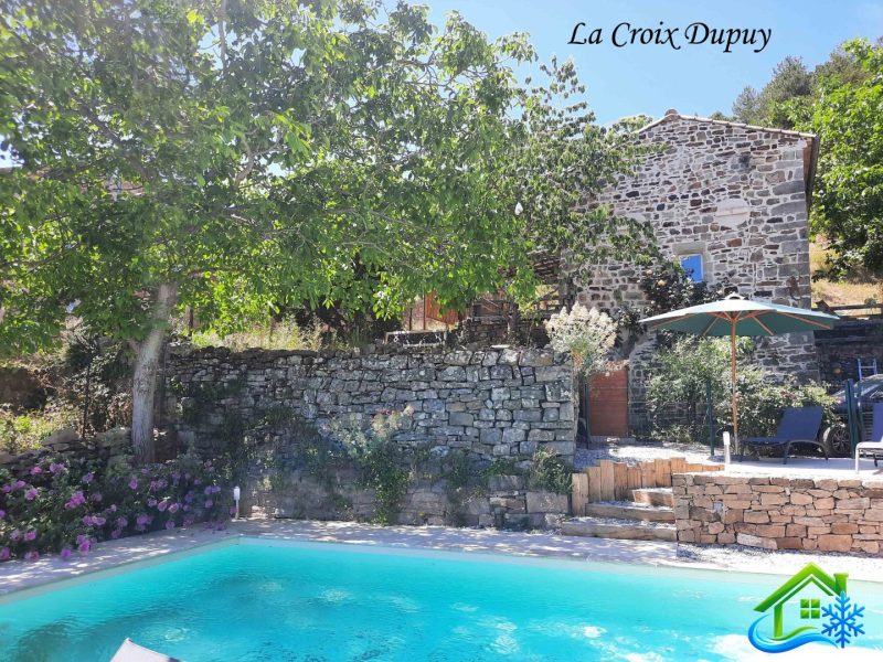 mqq maison avec piscinesans reflet et logo clim